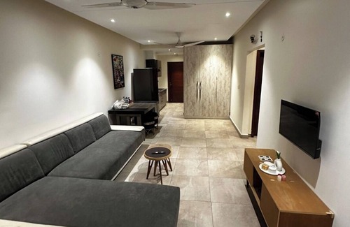 Lahore Apartamento | Norah Homes- 1 BHK- Private Balcony- Chic & Modern- Family Friendly!