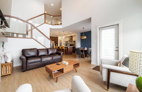 West Edmonton Casa | 4BR Family Oasis | 5 Beds, Hot Tub | Near WEM, Trails & River Cree