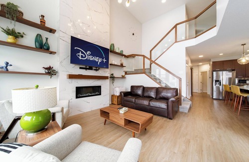 West Edmonton Casa | 4BR Family Oasis | 5 Beds, Hot Tub | Near WEM, Trails & River Cree
