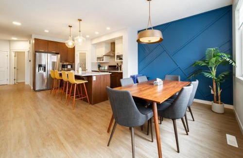 West Edmonton Casa | Nordic Oasis near West Edmonton Mall with Hot Tub & King Ensuite