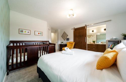 West Edmonton Casa | Nordic Oasis near West Edmonton Mall with Hot Tub & King Ensuite
