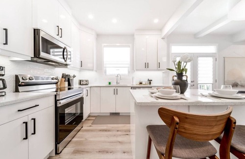 Jasper Place Apartamento | Nordic Retreat | 4BR | Min to WEM & DT | AirCon!