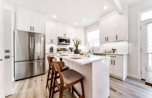 Jasper Place Apartamento | Nordic Retreat | 4BR | Min to WEM & DT | AirCon!