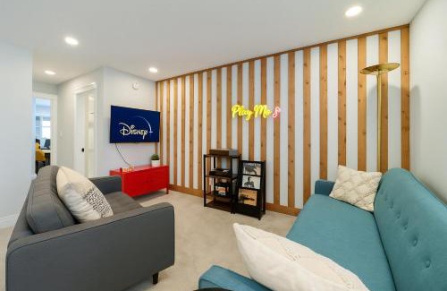 West Edmonton Casa | Nordic Retreat near West Edmonton Mall with Hot Tub & Lounges