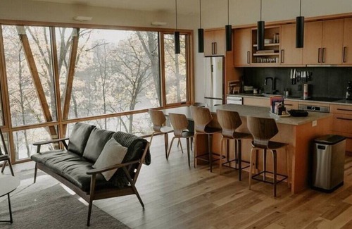 Clam Falls Cabina | Nordlys Lodging Co. - LongHouse