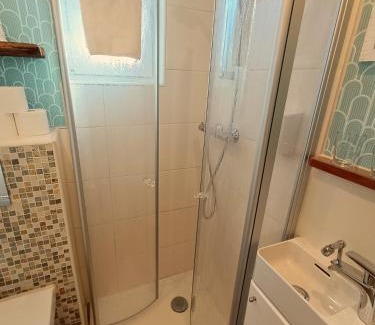 Otterndorf Casa | Nordseezimmer Koje - WLAN, Parkplatz, eigenes Bad, Fahrradschuppen, Rollladen