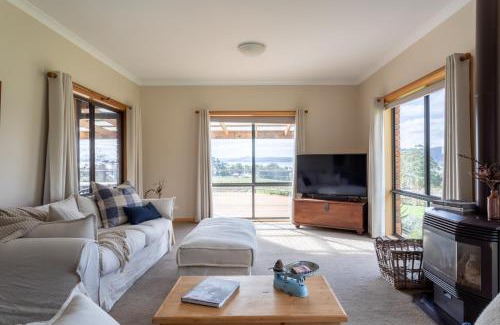 Koonya Casa | Norfolk Bay Retreat - views over the sea and vines