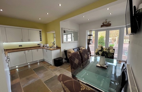 Berwick-upon-Tweed Cabaña | Norham near Berwick - Sleeps 8 - 2 Bathrooms - 15 Mins Beach - Dog Friendly