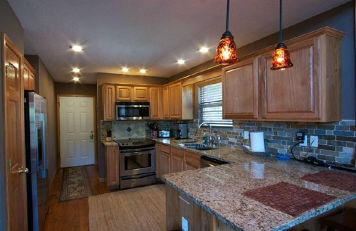 Lakeside Estates Casa | Hogar de Norris Lakeside Estates con comodidades de lujo administradas por IKM Properties, LL