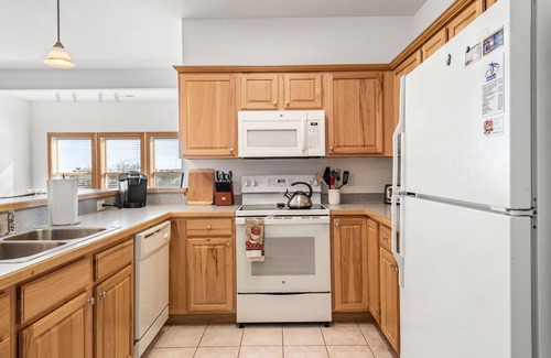 Manteo Condominio | North Bay Retreat: Waterfront, Shared Pool, Fitness Center, Short Stays Anytime