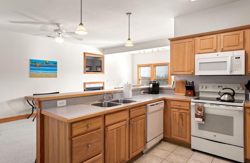 Manteo Condominio | North Bay Retreat: Waterfront, Shared Pool, Fitness Center, Short Stays Anytime
