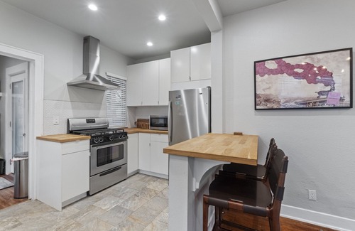 North University Casa | North Campus Craftsman—minutes walk from the UT campus in a quiet neighborhood.