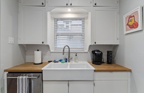 North University Casa | North Campus Craftsman—minutes walk from the UT campus in a quiet neighborhood.