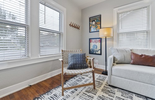 North University Casa | North Campus Craftsman—minutes walk from the UT campus in a quiet neighborhood.