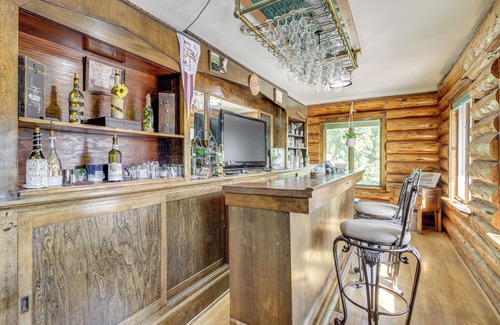 Casselton Casa | North Dakota Log Home w/Private Deck & Sauna!