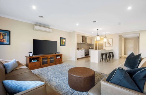 North Geelong Casa | North Geelong Getaway Modern 4-Bedroom Home