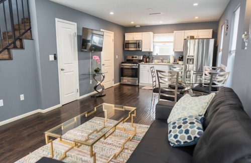 NoHo Arts District Casa | NORTH HOLLYWOOD DELIGHT: MODERN 2 BEDROOM TOWNHOME w/ PRIVATE FENCED PATIO p20