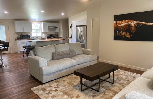 Ingram Casa | North House, 3BR/2BR, Sleeps 12, Wrap-Around Porch, Grill, Firepit