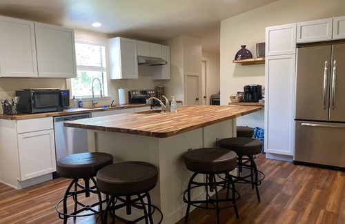 Ingram Casa | North House, 3BR/2BR, Sleeps 12, Wrap-Around Porch, Grill, Firepit