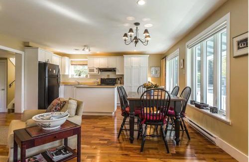 Lac-Brome Casa | North House - Lovely Lac-Brome 3 Bedroom Lakefront Cottage