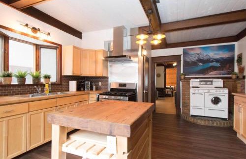 Banff Casa | North House - Rocky Mountain Retreat- Enormous House Sleeps 23