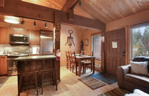 Olympic Valley Casa | North Lake Tahoe Alpine Retreat – Amazing Location Close to Lake & Skiing!