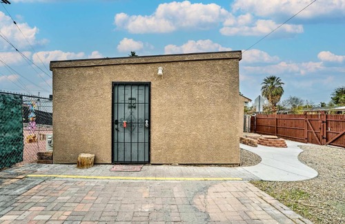North Las Vegas Apartamento | North Las Vegas Studio with Fire Pit 10 Mi to Strip