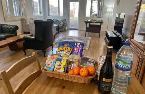 Bounds Green Casa | North London A spacious 7 bedroom house accommodating up to 18 people complete with own gym and table tennis
