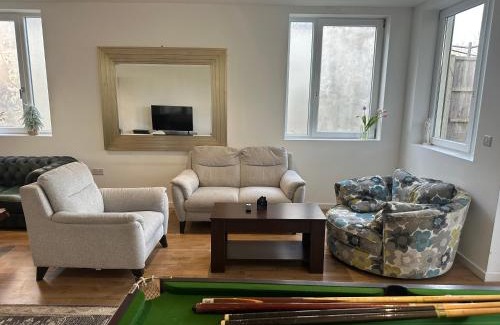 Bounds Green Casa | North London A spacious 7 bedroom house accommodating up to 18 people complete with own gym and table tennis