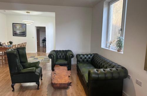 Bounds Green Casa | North London A spacious 7 bedroom house accommodating up to 18 people complete with own gym and table tennis