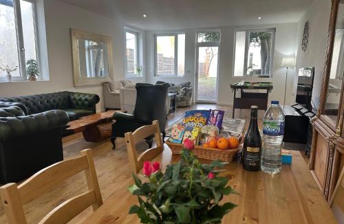 Bounds Green Casa | North London A spacious 7 bedroom house accommodating up to 18 people complete with own gym and table tennis