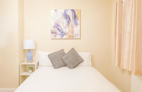 Ponders End Casa | North London Holiday home, Driveway Parking, BBQ and Indoor Jacuzzi hot tub