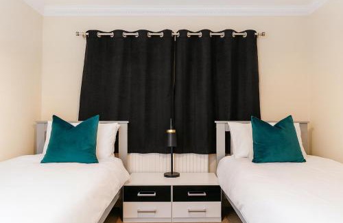 Ponders End Casa | North London Holiday home, Driveway Parking, BBQ and Indoor Jacuzzi hot tub