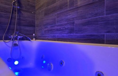 Ponders End Casa | North London Holiday home, Driveway Parking, BBQ and Indoor Jacuzzi hot tub