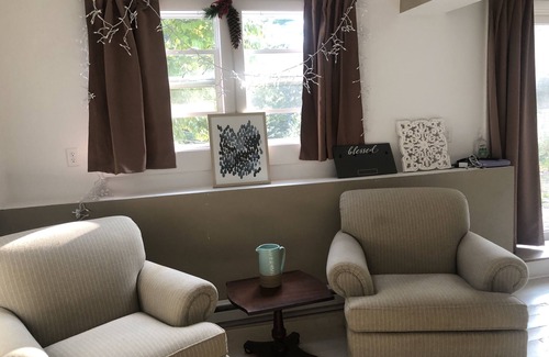 Marshfield Apartamento | North Marshfield furnished rental with amazing sunsets . Pet friendly and cozy