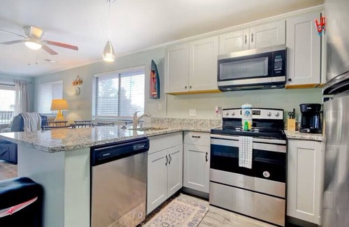 Crescent Beach Apartamento | North Myrtle Retreat, 2bd 2ba apartment in 3unit building 1-block from the Beach