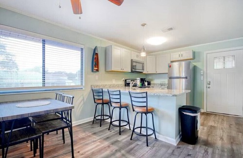 Crescent Beach Apartamento | North Myrtle Retreat, 2bd 2ba apartment in 3unit building 1-block from the Beach