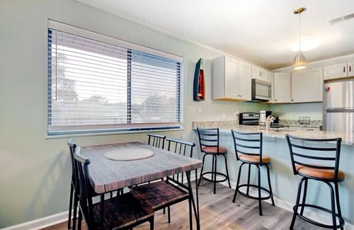 Crescent Beach Apartamento | North Myrtle Retreat, 2bd 2ba apartment in 3unit building 1-block from the Beach