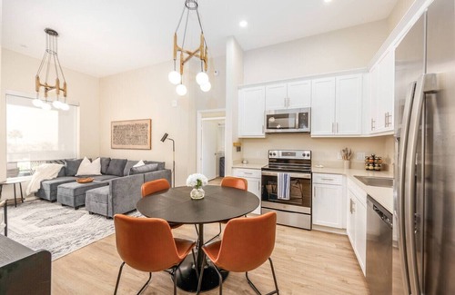 North Park Apartamento | North Park Penthouse~King Beds~Workspaces~Parking~Near Zoo, Balboa Park!