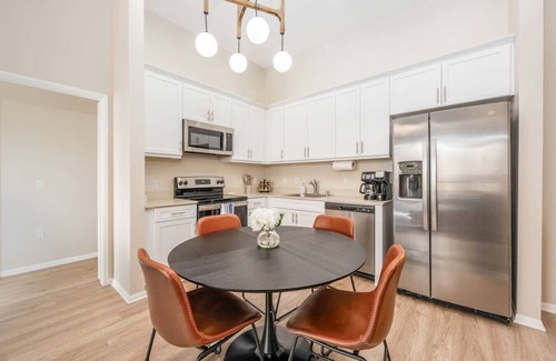 North Park Apartamento | North Park Penthouse~King Beds~Workspaces~Parking~Near Zoo, Balboa Park!