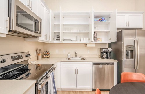 North Park Apartamento | North Park Penthouse~King Beds~Workspaces~Parking~Near Zoo, Balboa Park!