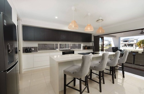 Biggera Waters Casa | North Quay Waterfront Family Holiday Home + Pool
