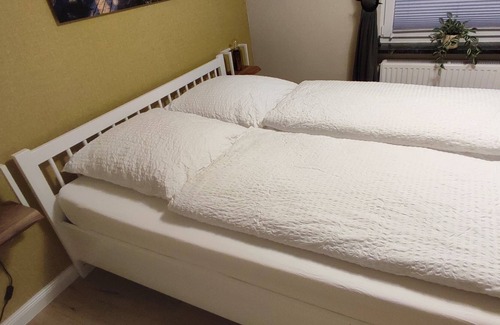 Otterndorf Apartamento | North Sea room - WLAN, parking lot, private bathroom, bicycle shed, electr. Roller shutter