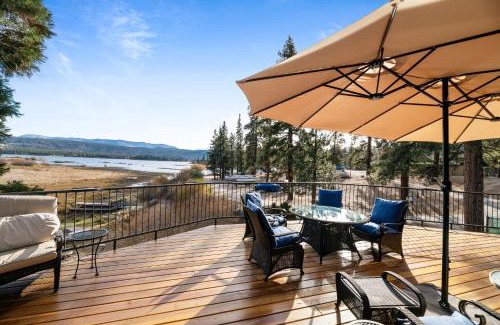 Fawnskin Casa | North Shore Lakefront - Spacious Lakefront with Hot Tub, & Game Room