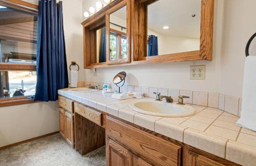 Fawnskin Casa | North Shore Lakefront - Spacious Lakefront with Hot Tub, & Game Room
