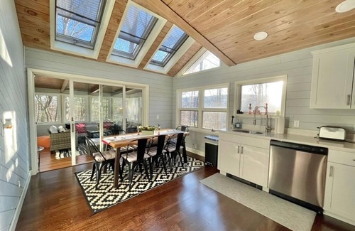Sparrow Bush Casa | North Star Ranch in the Woods. Secluded, fast wifi, hot tub & many amenities.
