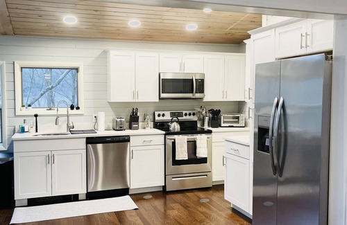Sparrow Bush Casa | North Star Ranch in the Woods. Secluded, fast wifi, hot tub & many amenities.