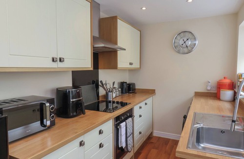 Loftus Casa | NORTH TERRACE, pet friendly, character holiday cottage in Loftus