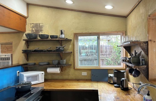 North Valley Cabaña | North Valley Artist’s Cottage -peaceful, bright