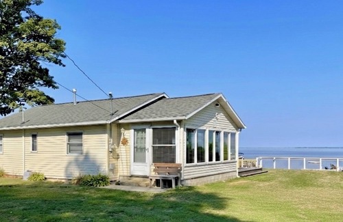 Prudenville Casa | North View Cabins #3 - 2Bed/1Ba Waterfront Cabin on Houghton Lake!